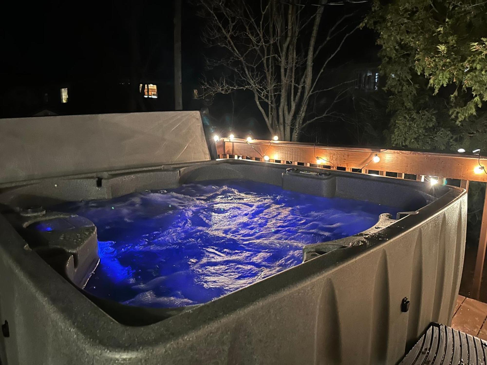 Hot Tub, Electric Bikes, Solo Stove, Projector, Smores Marblehead Ngoại thất bức ảnh