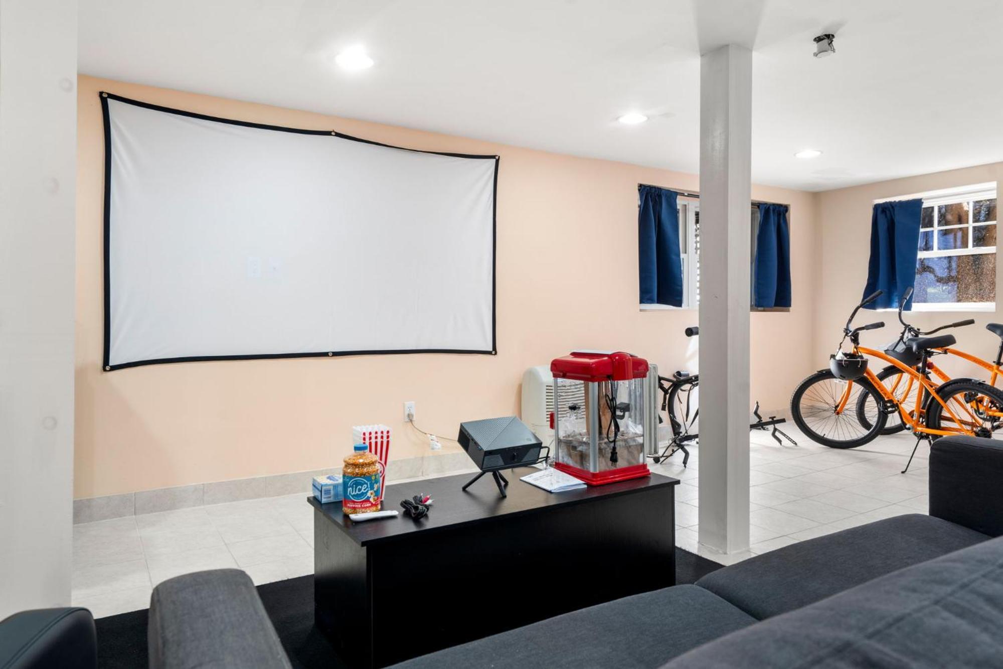 Hot Tub, Electric Bikes, Solo Stove, Projector, Smores Marblehead Ngoại thất bức ảnh