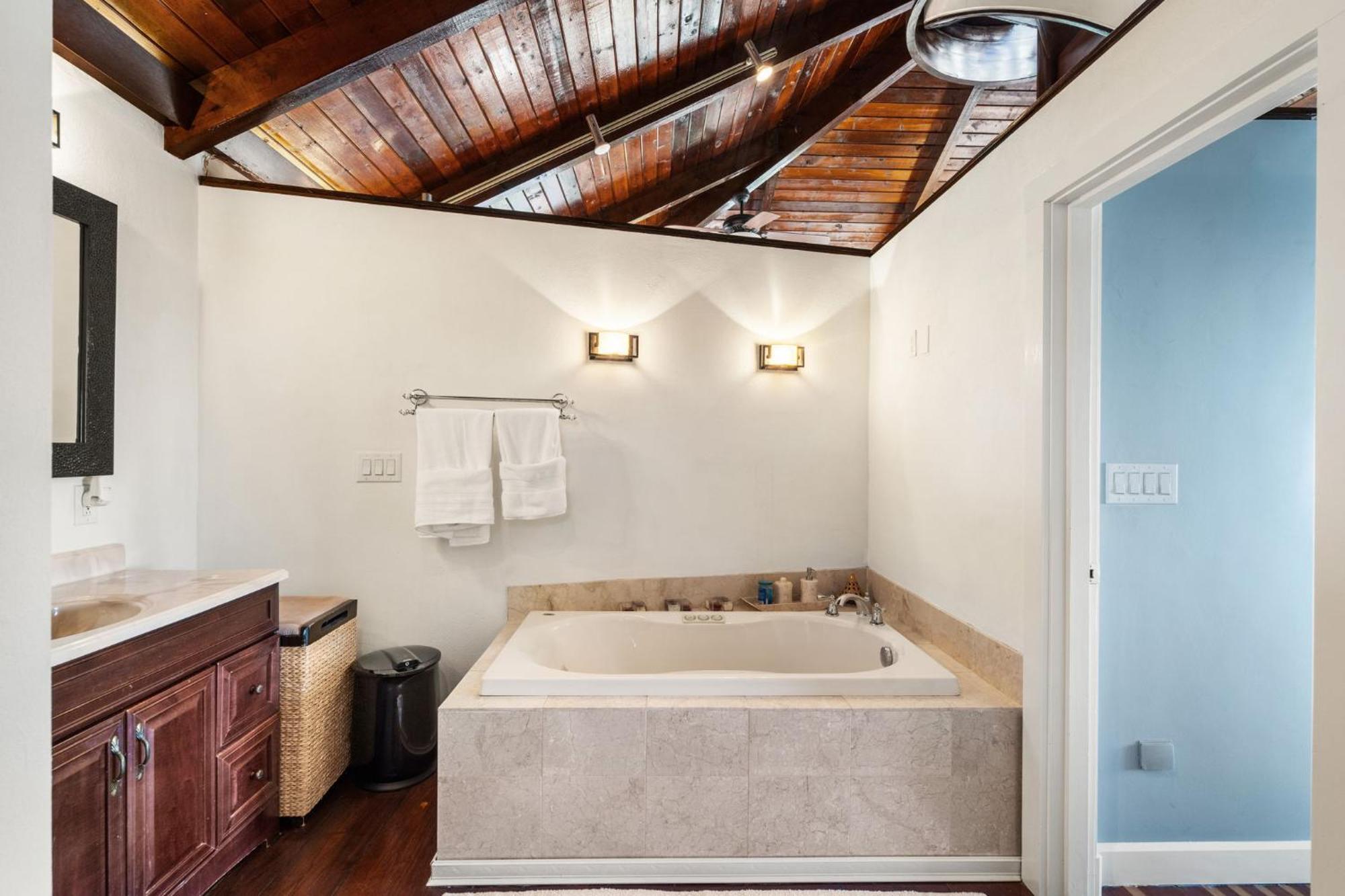 Hot Tub, Electric Bikes, Solo Stove, Projector, Smores Marblehead Ngoại thất bức ảnh